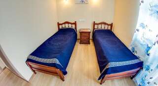 Гостиница Золотой берег Крестовый Двухместный номер с 2 отдельными кроватями и дополнительной кроватью-4